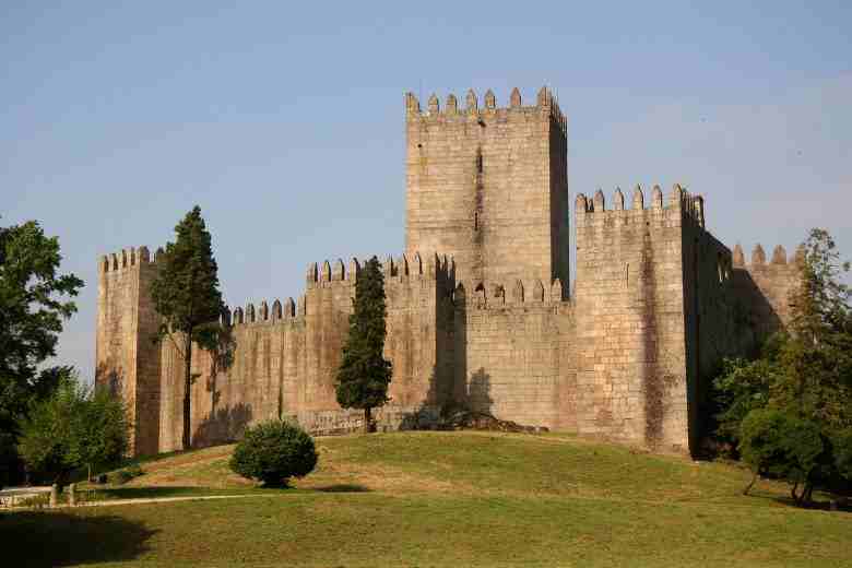 Photo Guimarães Castle, Portugal in the day from the ground.